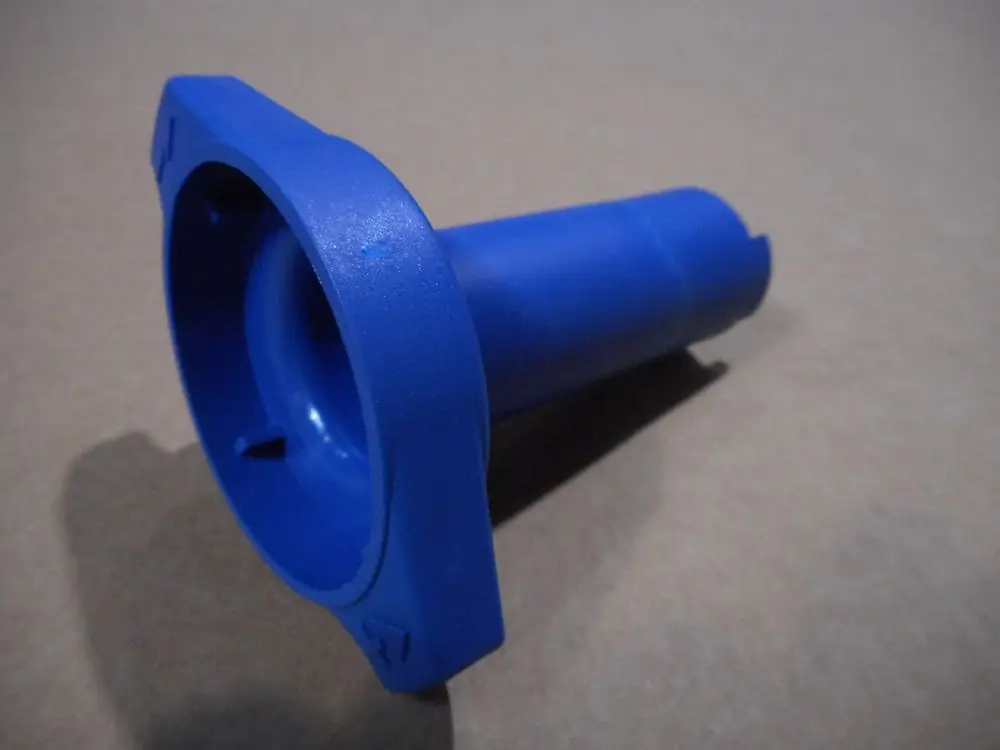 Blauer Hebel von Remeha, konisch geformt mit einer Öffnung und einem flachen Rand, auf braunem Hintergrund.